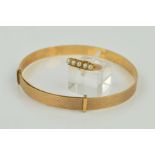 TWO ITEMS OF JEWELLERY to include an expanding bangle measuring approximately 67mm in diameter,