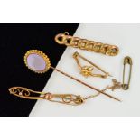 FIVE ITEMS OF MAINLY EARLY 20TH CENTURY JEWELLERY to include two brooches, a brooch attachment, a