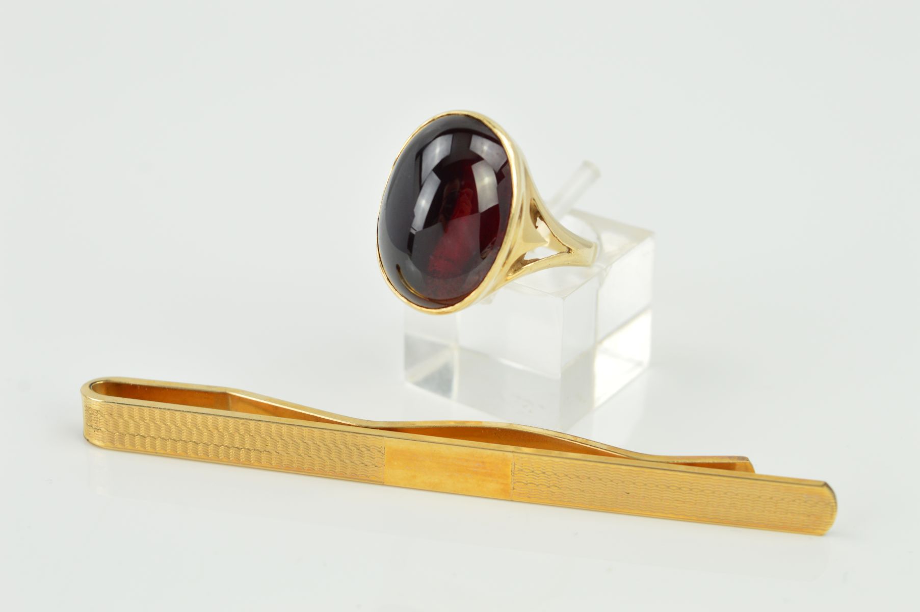 A LATE 20TH CENTURY 9CT GOLD LARGE GARNET RING, an oval cabochon measuring approximately 17mm x