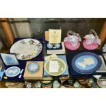 A GROUP OF CERAMICS AND GLASSWARES, to include boxed Royal commemorative limited edition Wedgwood