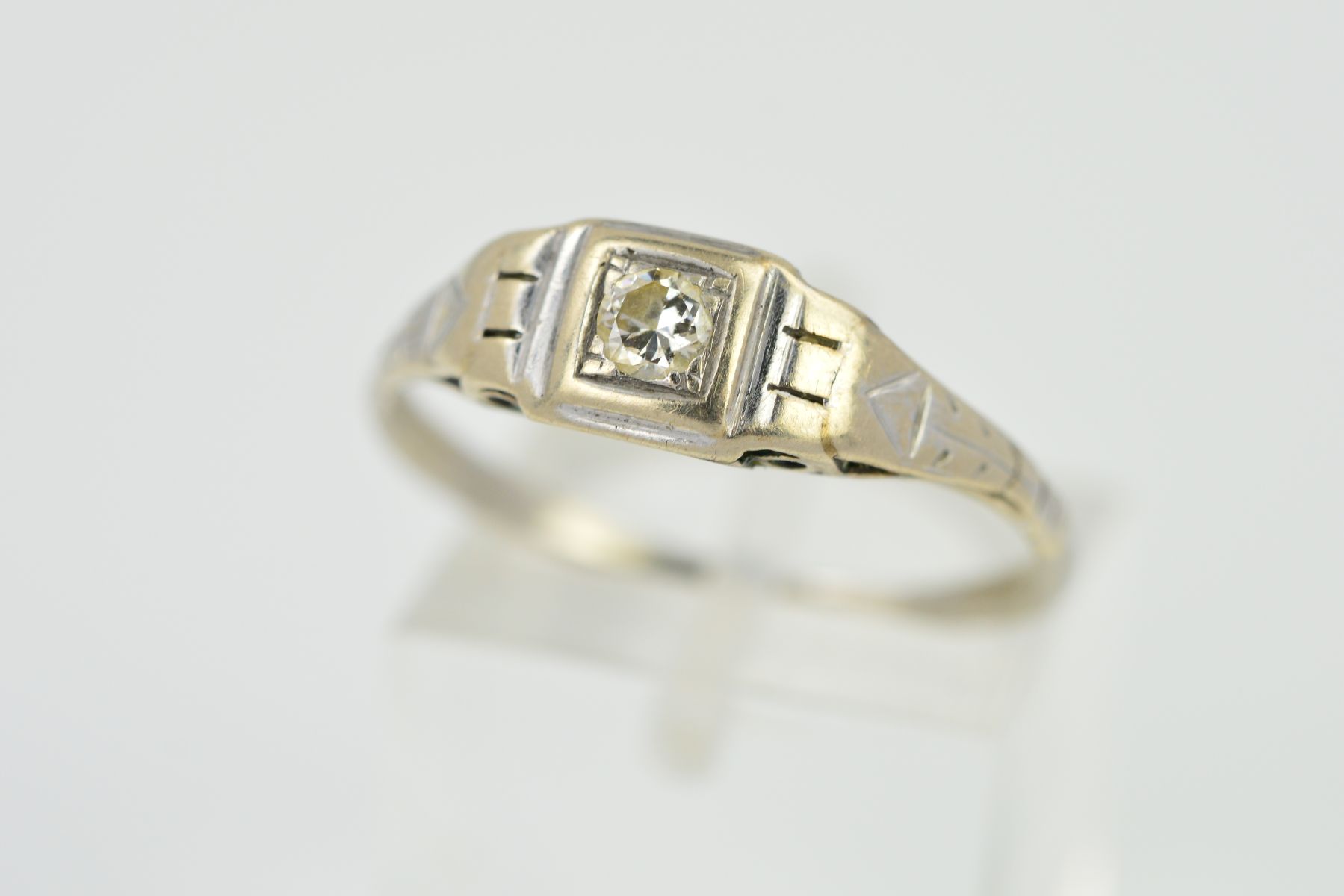 AN EARLY 20TH CENTURY DIAMOND SINGLE STONE RING, a brilliant cut diamond claw set within a square