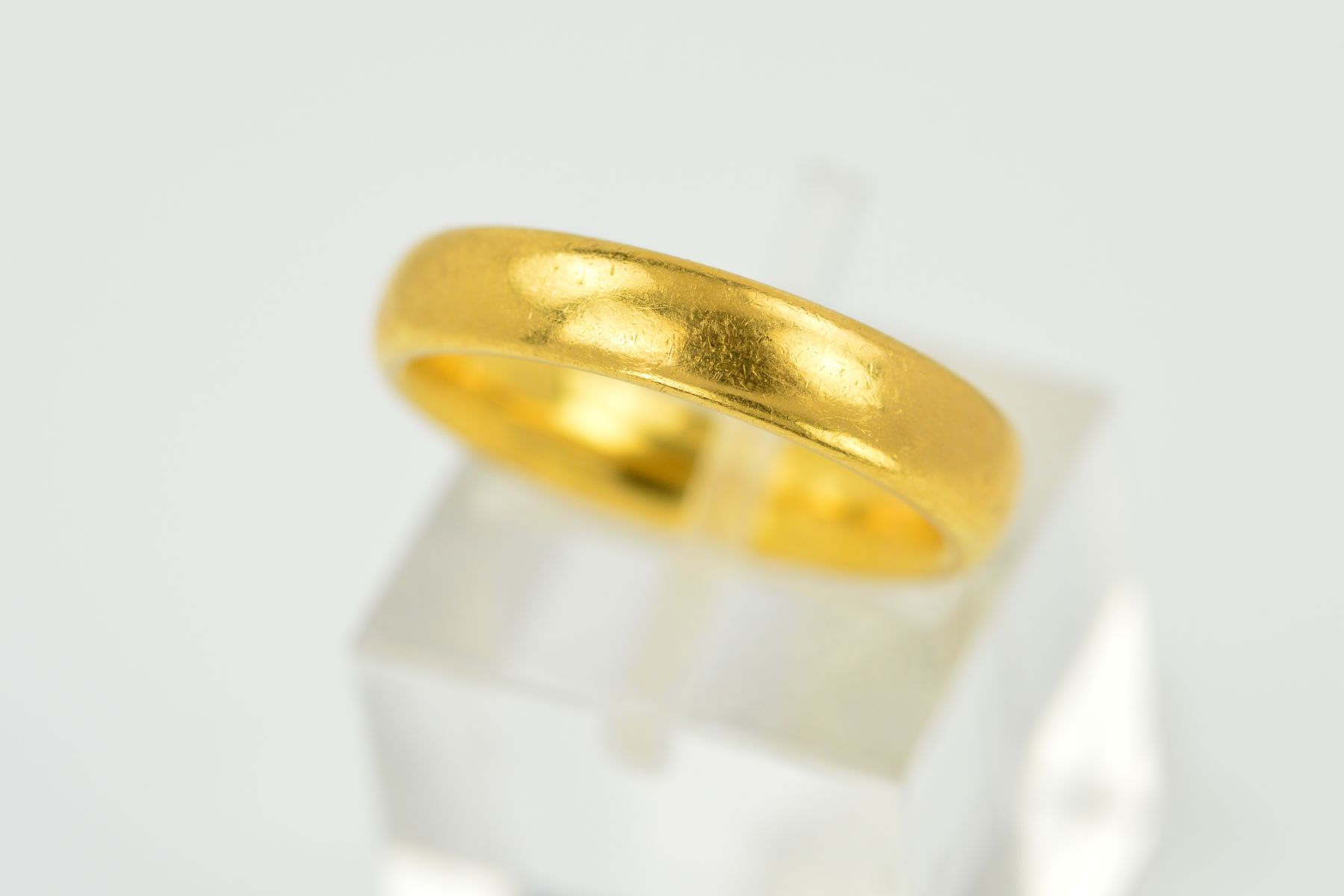 A 22CT GOLD 'D' SHAPED WEDDING BAND, measuring approximately 4.0mm in diameter, ring size K,