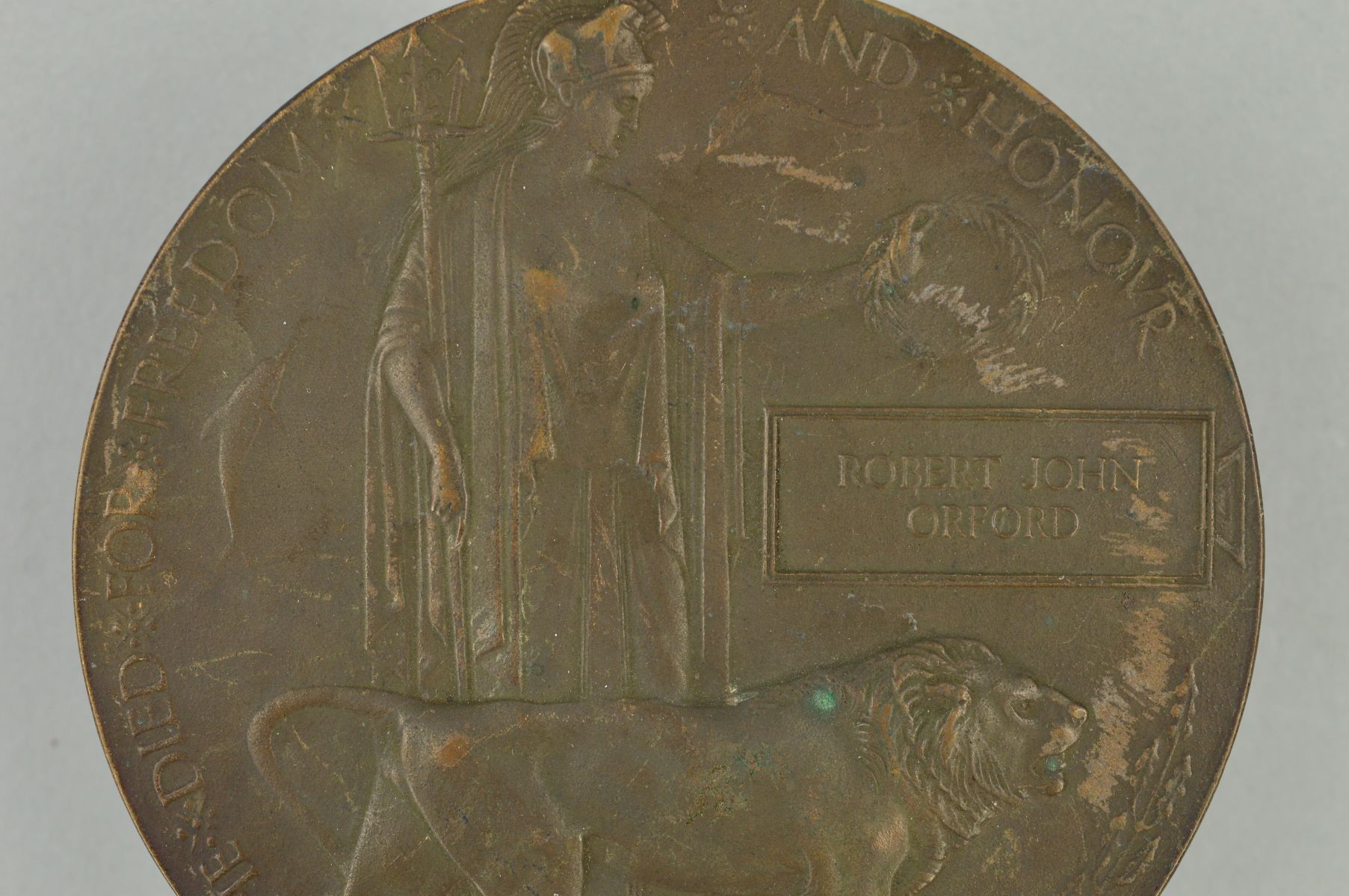 A WWI MEMORIAL DEATH PLAQUE, named to Robert John ORFORD, a check on the C.W.G.S. Reveals, Pte 959 - Image 4 of 4