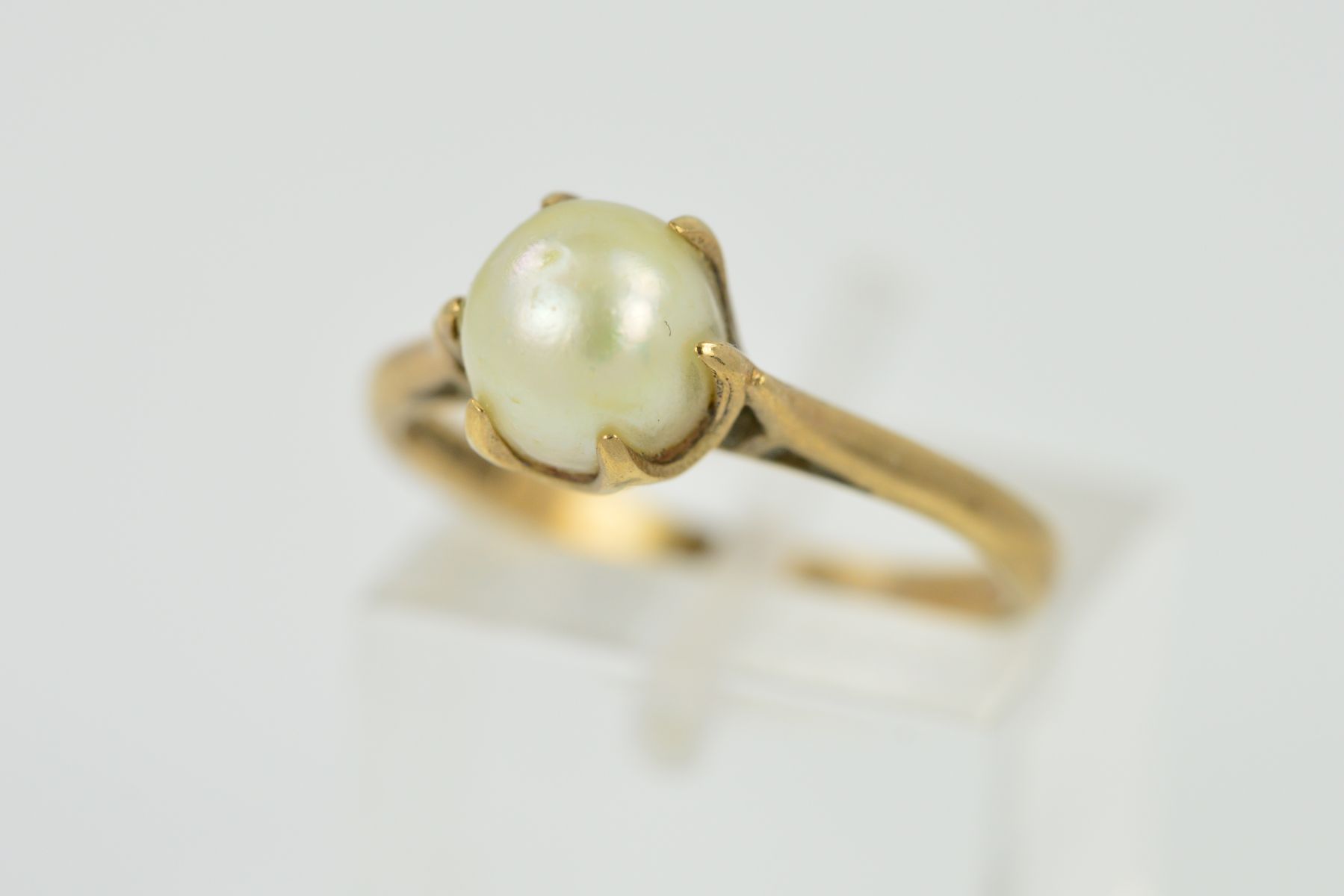 A 9CT GOLD CULTURED PEARL SINGLE STONE RING, cultured pearl measuring approximately 7.00mm in