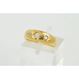 AN EARLY 20TH CENTURY GOLD THREE STONE DIAMOND RING, estimated total old European cut diamond weight