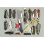 A BOX CONTAINING A COLLECTION OF MILITARY STYLE AND ISSUE PENKNIVES/FOLDING, etc, to include