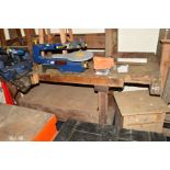 A LARGE VINTAGE OAK WORK BENCH, with undershelf and an attached record No.53 clamp