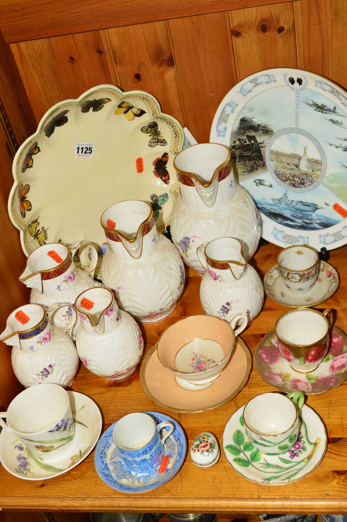 A MIXED COLLECTION OF CERAMICS, to include cups and saucers by Royal Worcester 'Blind Earl', Royal
