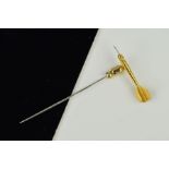 A 9CT GOLD TIE PIN, modelled as a dart, approximate weight 2.5 grams