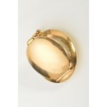AN EARLY 20TH CENTURY 9CT GOLD COMPACT PENDANT, of oval outline and plain design, opening to