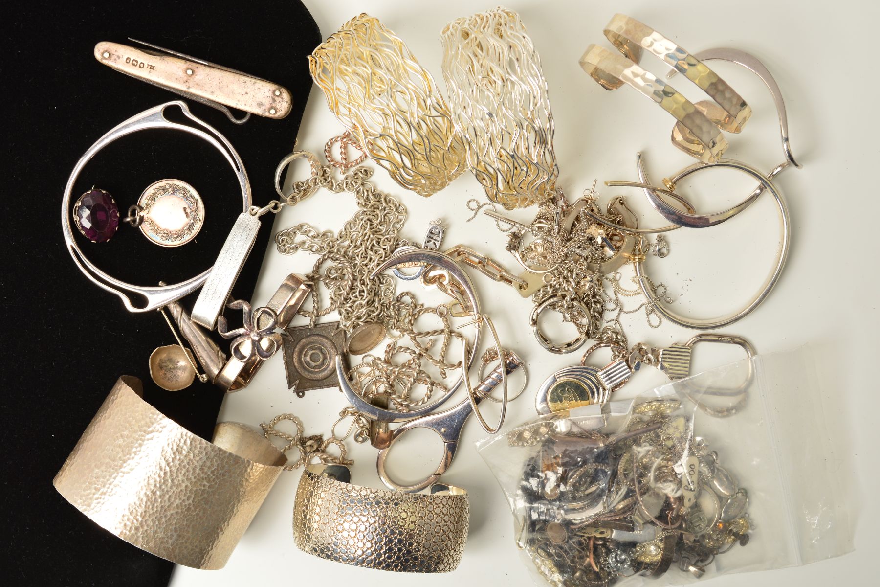 A SELECTION OF SILVER AND WHITE METAL JEWELLERY, to include bangles, bracelets, necklaces, a posy