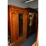 AN EDWARDIAN MAHOGANY MIRRORED TWO DOOR WARDROBE above a single drawer, width 131.5cm x depth 50.5cm