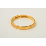 A 22CT GOLD BAND RING, of plain D-shape design, with 22ct gold hallmark for Birmingham, width 3mm,