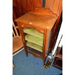 AN EDWARDIAN MAHOGANY AND INLAID SINGLE DOOR DISPLAY CABINET (key)