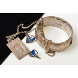THREE ITEMS OF SILVER AND WHITE METAL JEWELLERY, to include a silver hinged bangle with engraved