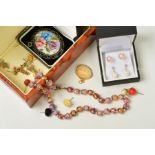 A SMALL SELECTION OF JEWELLERY, to include two pairs of cultured pearl earrings, a cased floral