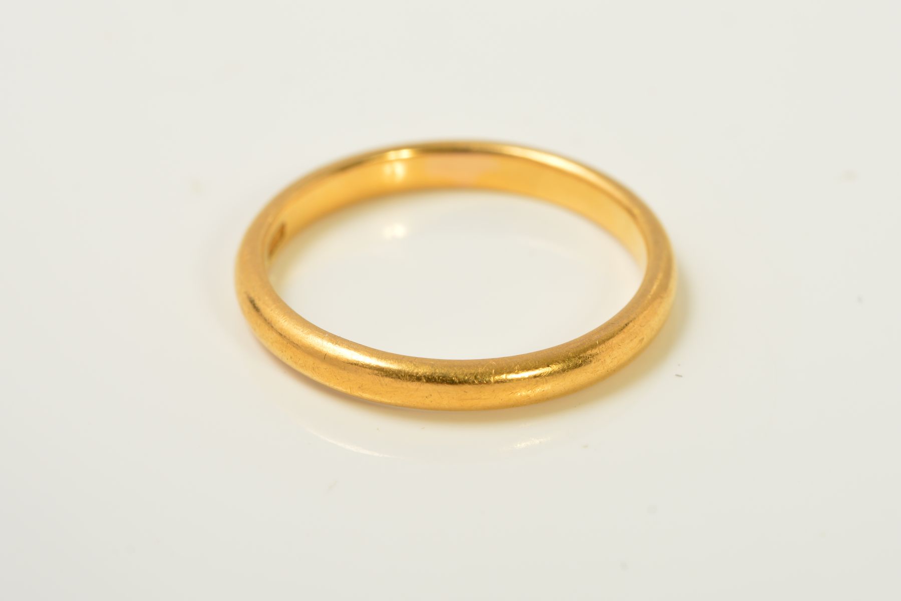 A 22CT BAND RING, designed as a plain D-shape band, with 22ct hallmark for Birmingham, width 2mm,