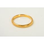 A 22CT BAND RING, designed as a plain D-shape band, with 22ct hallmark for Birmingham, width 2mm,