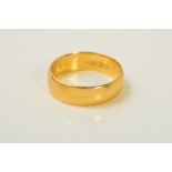 A 22CT GOLD BAND RING, of plain design, with 22ct hallmark for London, width 5mm, ring size M,