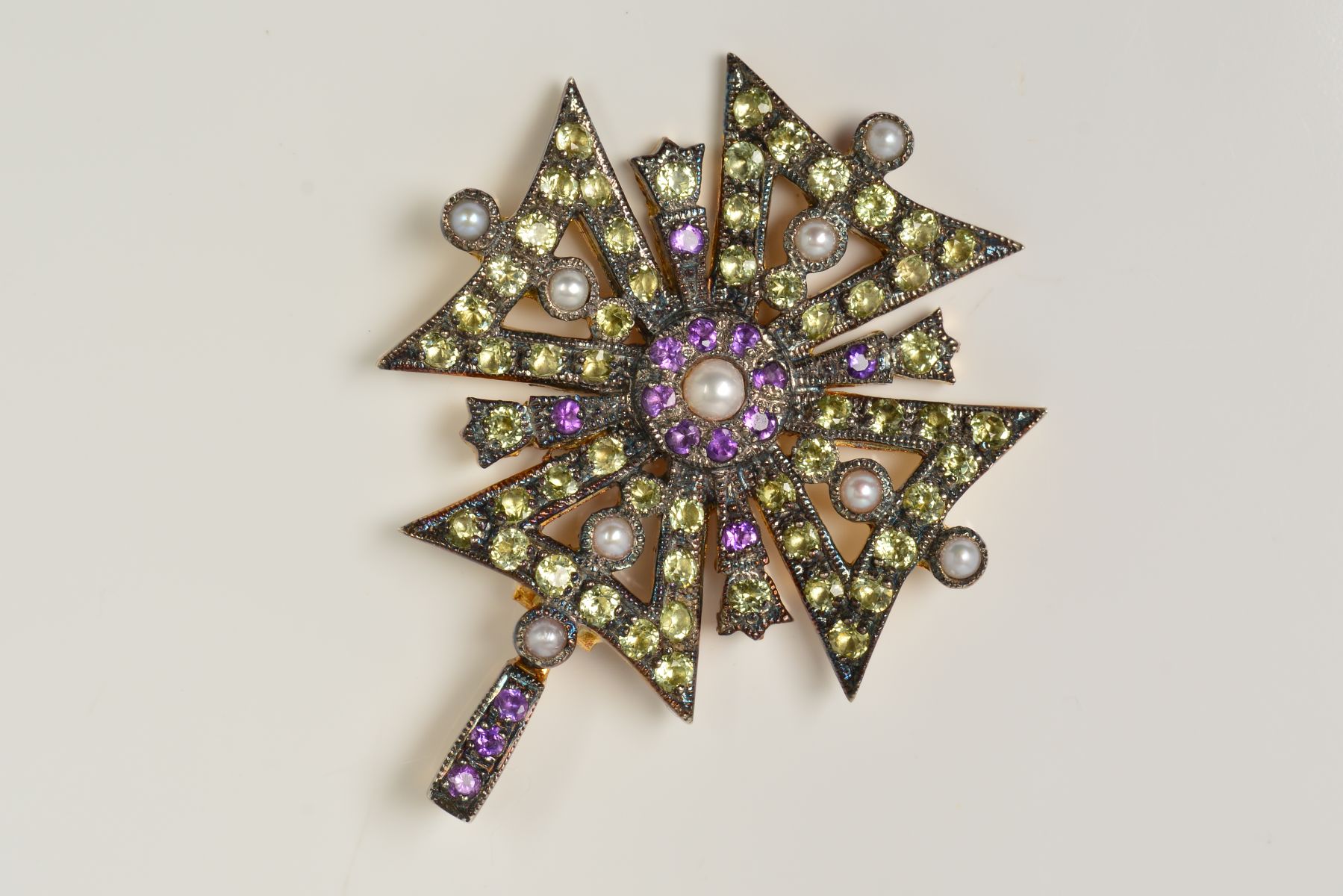 A PERIDOT, AMETHYST AND SPLIT PEARL PENDANT, designed as Maltese cross outline set with circular - Image 3 of 3