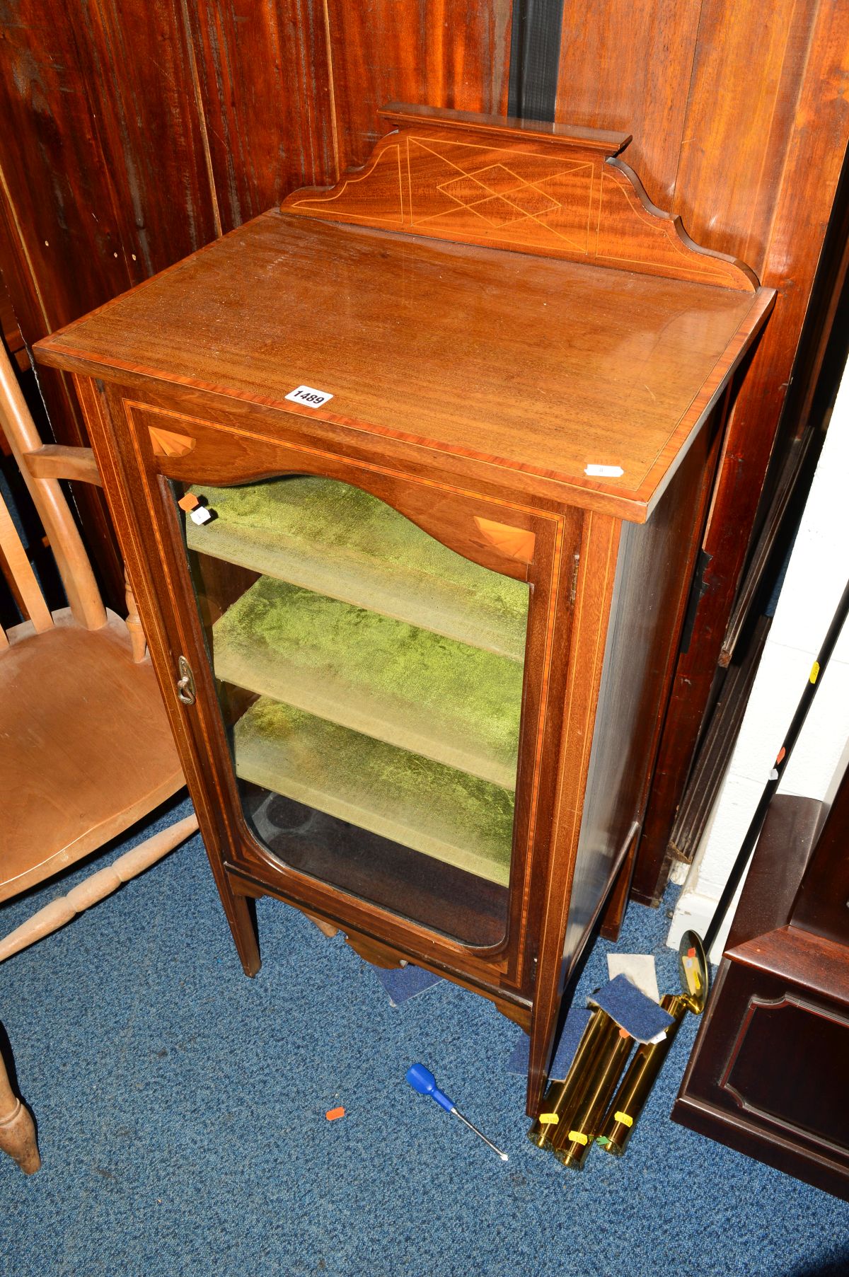 AN EDWARDIAN MAHOGANY AND INLAID SINGLE DOOR DISPLAY CABINET (key) - Image 2 of 3