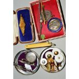 A SELECTION OF MAINLY JEWELLERY, to include a late Victorian, 15ct gold brooch, with floral and