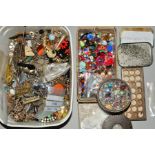 A SMALL BOX OF MAINLY BROKEN COSTUME JEWELLERY AND LOOSE PASTES, to include foil back faceted