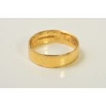 AN 18CT GOLD BAND RING, the plain band with an engraved line border to either side, with 18ct
