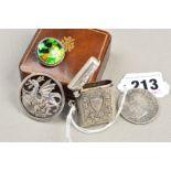 AN EDWARDIAN SILVER RECTANGULAR VESTA CASE, Birmingham 1908, together with two silver brooches,