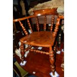 AN EARLY 20TH CENTURY OAK AND ELM SMOKERS CHAIR