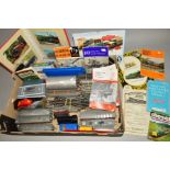 A QUANTITY OF UNBOXED AND ASSORTED OO GAUGE MODEL RAILWAY ITEMS, to include Tri-ang Railways