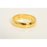 A MODERN 18CT YELLOW GOLD PLAIN WEDDING RING, measuring approximately 5mm in width, ring size S 1/2,