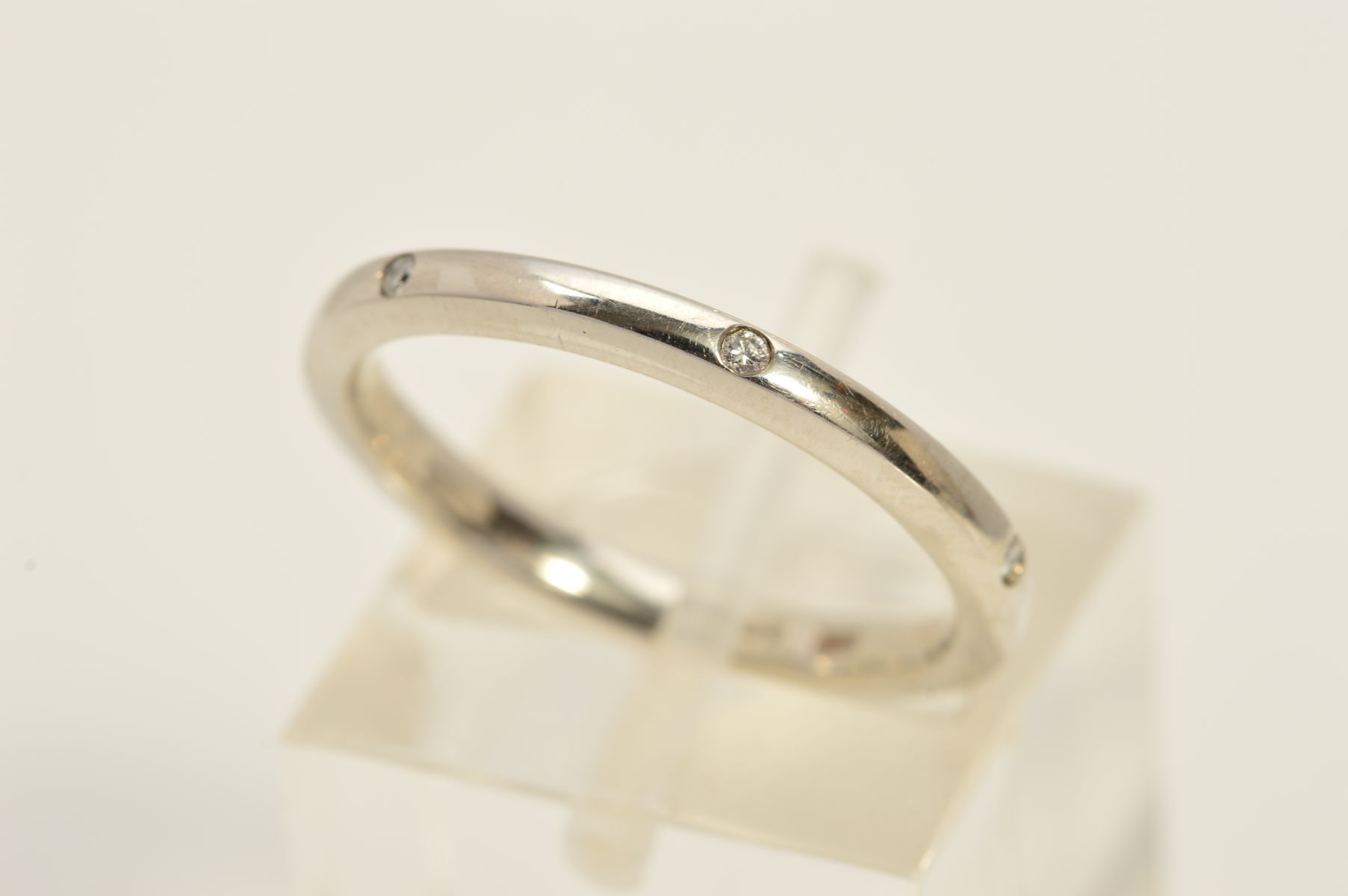A MODERN PLATINUM DIAMOND SET WEDDING BAND, measuring approximately 2.5mm in width, total diamond
