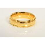 A MODERN 18CT YELLOW GOLD WEDDING BAND, plain polished finish with line edge detail, measuring
