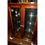AN EDWARDIAN MAHOGANY TWO DOOR TABLE TOP JEWELLERY DISPLAY CABINET with double glass shelves and