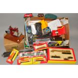 A QUANTITY OF BOXED AND UNBOXED OO GAUGE MODEL RAILWAY ITEMS, to include boxed Hornby Railways Class