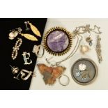 A SELECTION OF JEWELLERY, to include a circular pietra dura brooch, a pair of feather designed