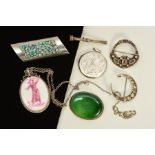 A SELECTION OF SILVER AND WHITE METAL JEWELLERY, to include an Edwardian silver colourless paste