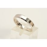 A MODERN 18CT WHITE GOLD FLAT CROSS SECTION WEDDING BAND WITH TAPERED EDGES, measuring approximately