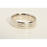 A MODERN 18CT WHITE GOLD FLAT SECTION WEDDING BAND, with line decoration detail, measuring 5.1mm
