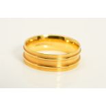 A MODERN 18CT YELLOW GOLD FLAT SECTION WEDDING BAND, with embossed line detail, measuring