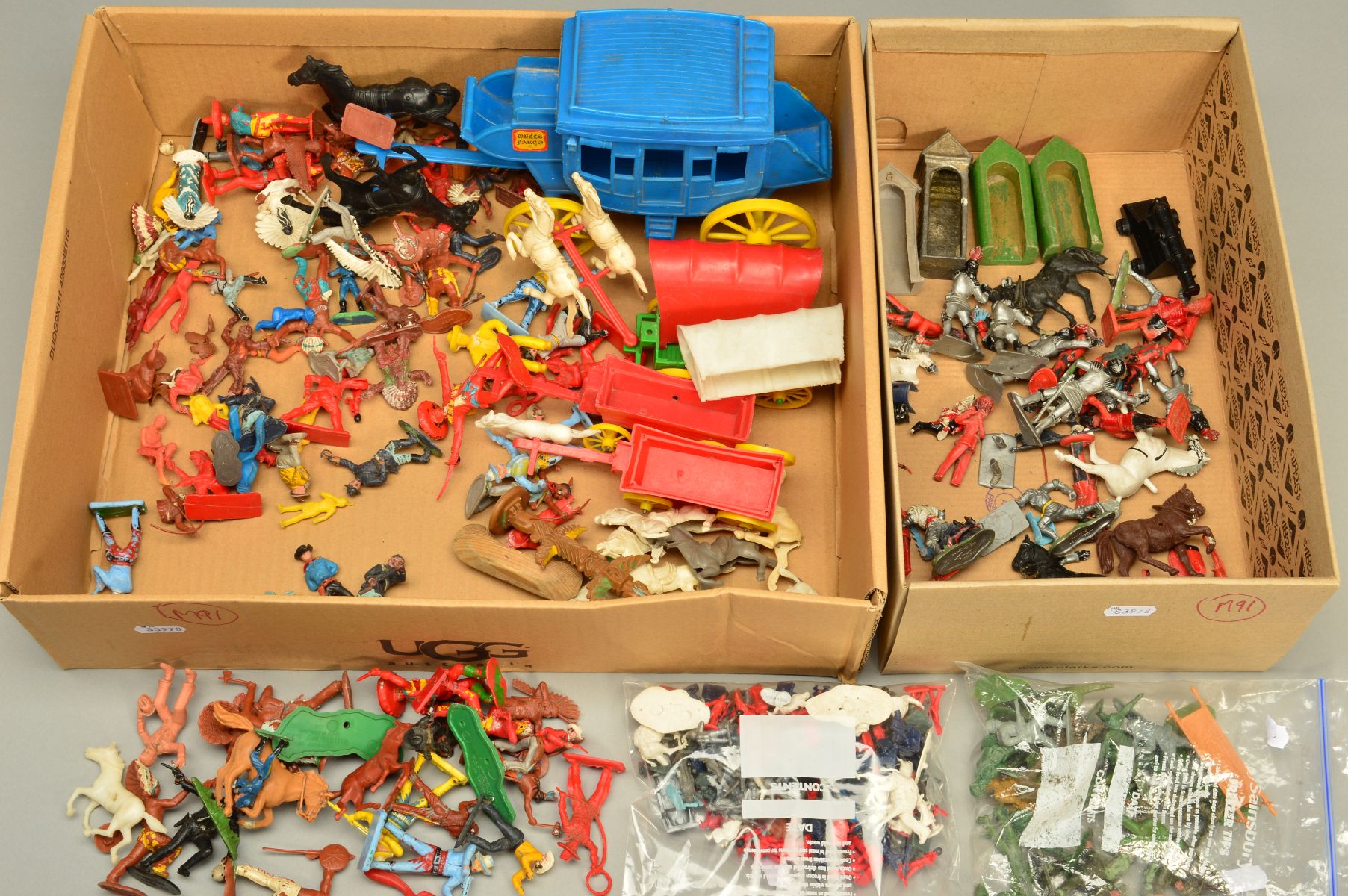 A QUANTITY OF UNBOXED AND ASSORTED PLAYWORN PLASTIC FIGURES, soldiers, knights, guardsmen,