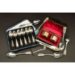 A SET OF SIX VICTORIAN SILVER FIDDLE AND SHELL PATTERN TEASPOONS AND MATCHING SUGAR TONGS,