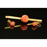 AN EARLY 20TH CENTURY CARVED CORAL BAR BROOCH AND A MATCHING PAIR OF SMALL ROSE STUD EARRINGS, the