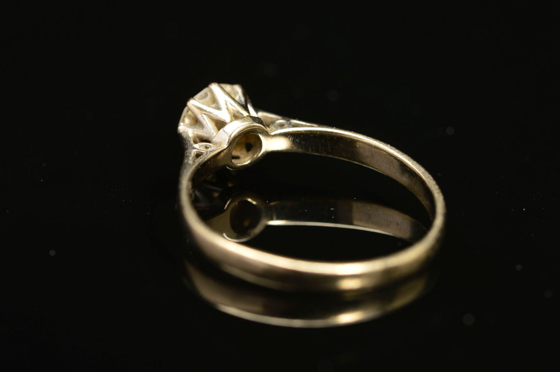 A MID TO LATE 20TH CENTURY 18CT WHITE GOLD SINGLE STONE DIAMOND RING, estimated modern round - Image 4 of 5