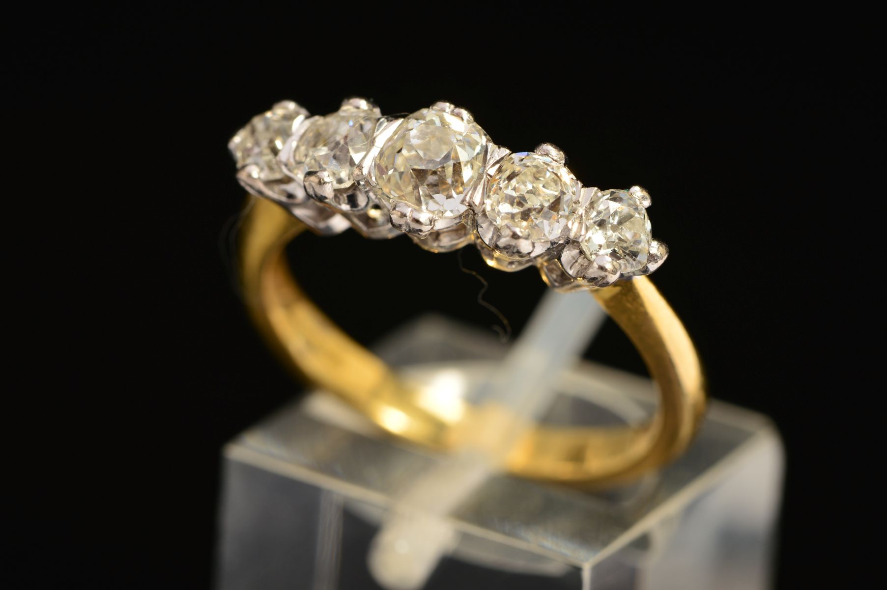 AN 18CT GOLD FIVE STONE DIAMOND RING, the graduated row of old cut diamonds within claw settings, - Image 3 of 5