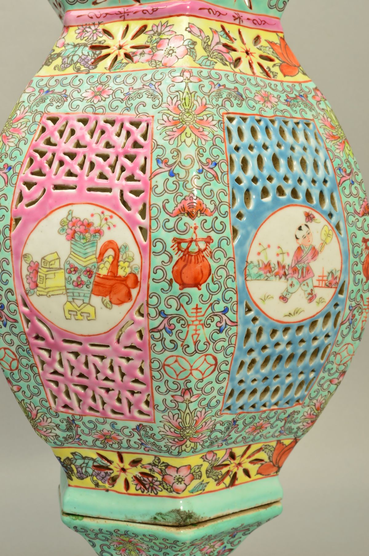 A PAIR OF 20TH CENTURY CHINESE PORCELAIN FAMILLE ROSE TABLE LANTERNS, of hexagonal form, reticulated - Image 6 of 10