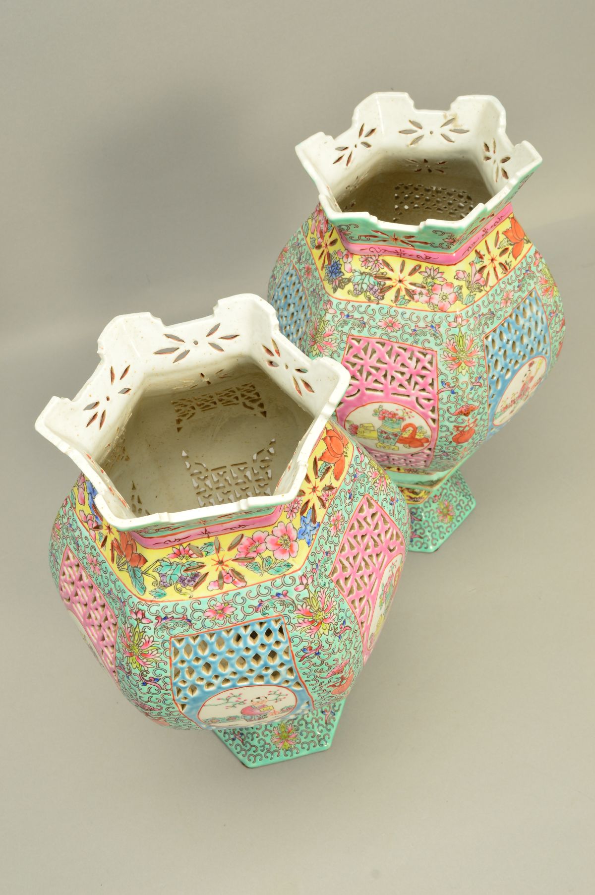 A PAIR OF 20TH CENTURY CHINESE PORCELAIN FAMILLE ROSE TABLE LANTERNS, of hexagonal form, reticulated - Image 7 of 10