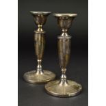 A PAIR OF ELIZABETH II SILVER CANDLESTICKS, circular sconces over tapering stems to a circular