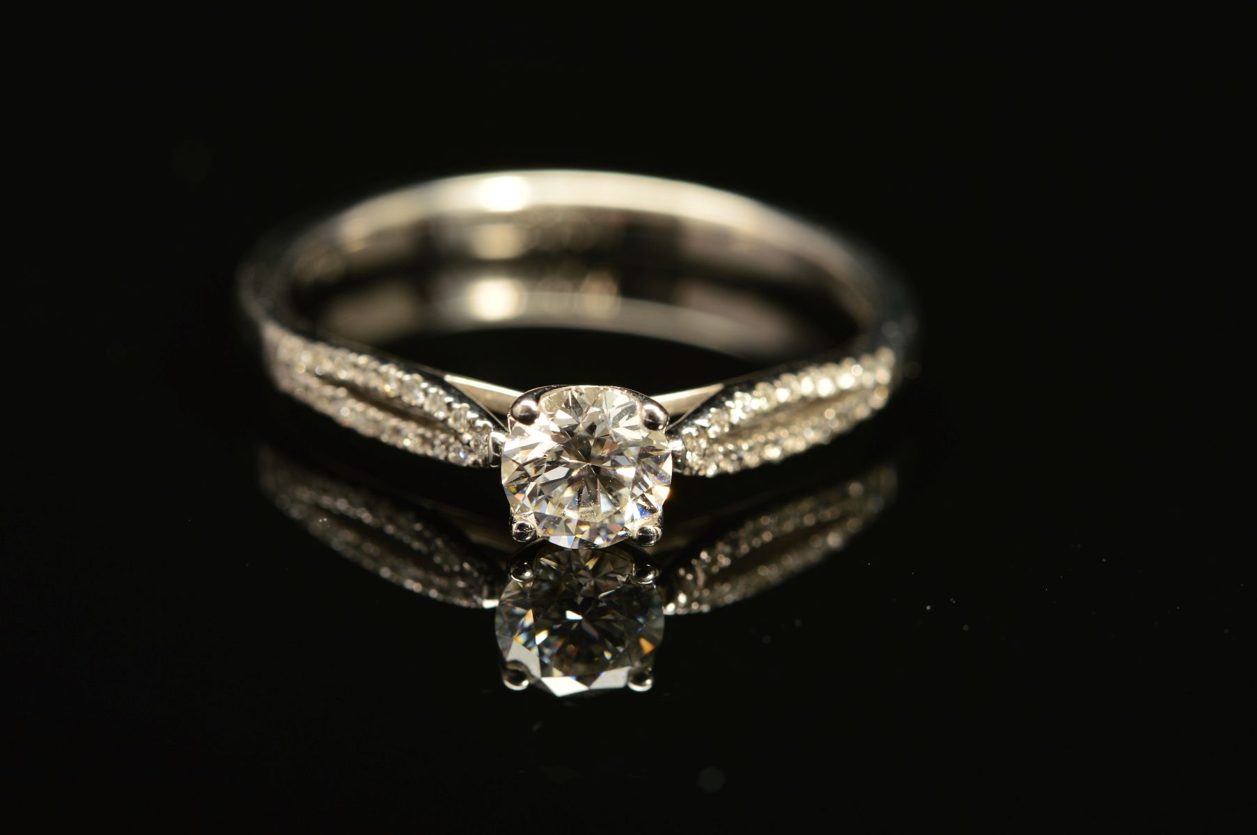 A MODERN DIAMOND SINGLE STONE RING, with diamond crossover set shoulders, principle diamond - Image 2 of 5